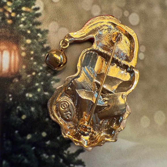 Festive Santa Claus brooch  with Red Hat and Green Accents - Picture 3 of 3